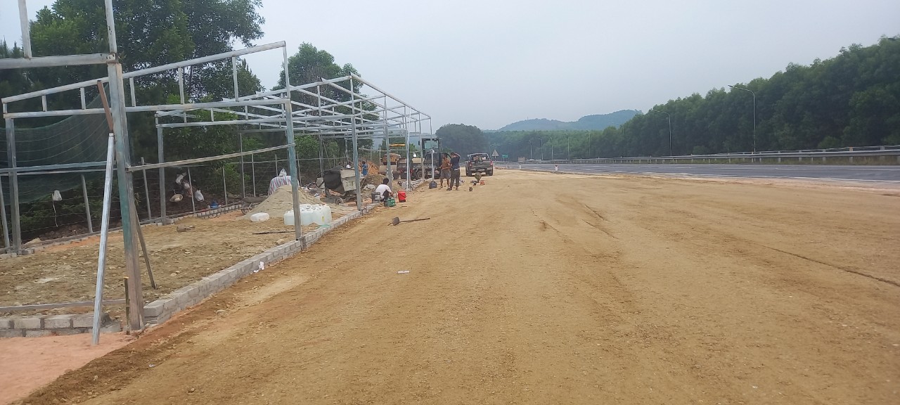 Sắp ho&agrave;n th&agrave;nh 2 trạm dừng nghỉ tạm tr&ecirc;n cao tốc Cam Lộ - La Sơn, &ocirc; t&ocirc; ra v&agrave;o thế n&agrave;o?- Ảnh 1.