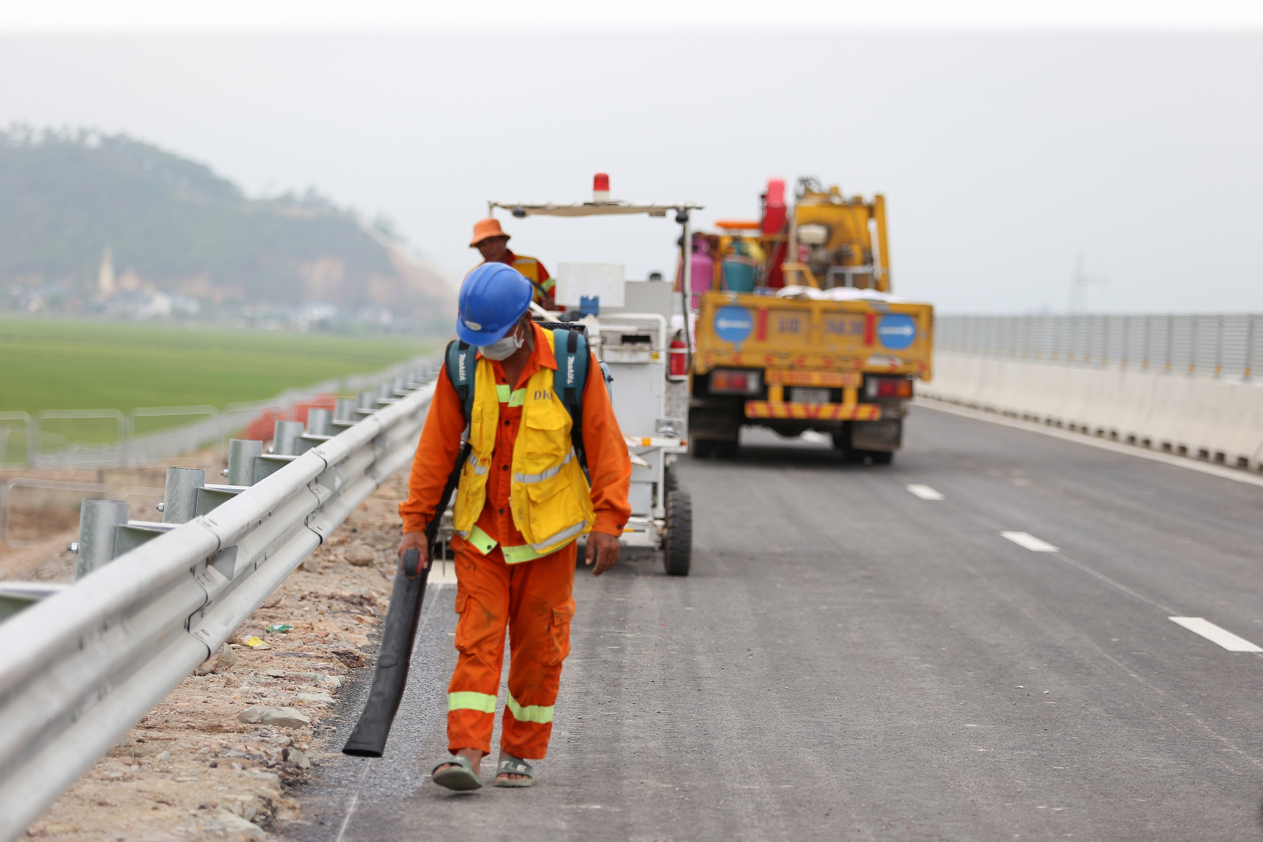 Mướt mải ho&agrave;n thiện 30km đầu tuyến cao tốc Diễn Ch&acirc;u - B&atilde;i Vọt- Ảnh 14.