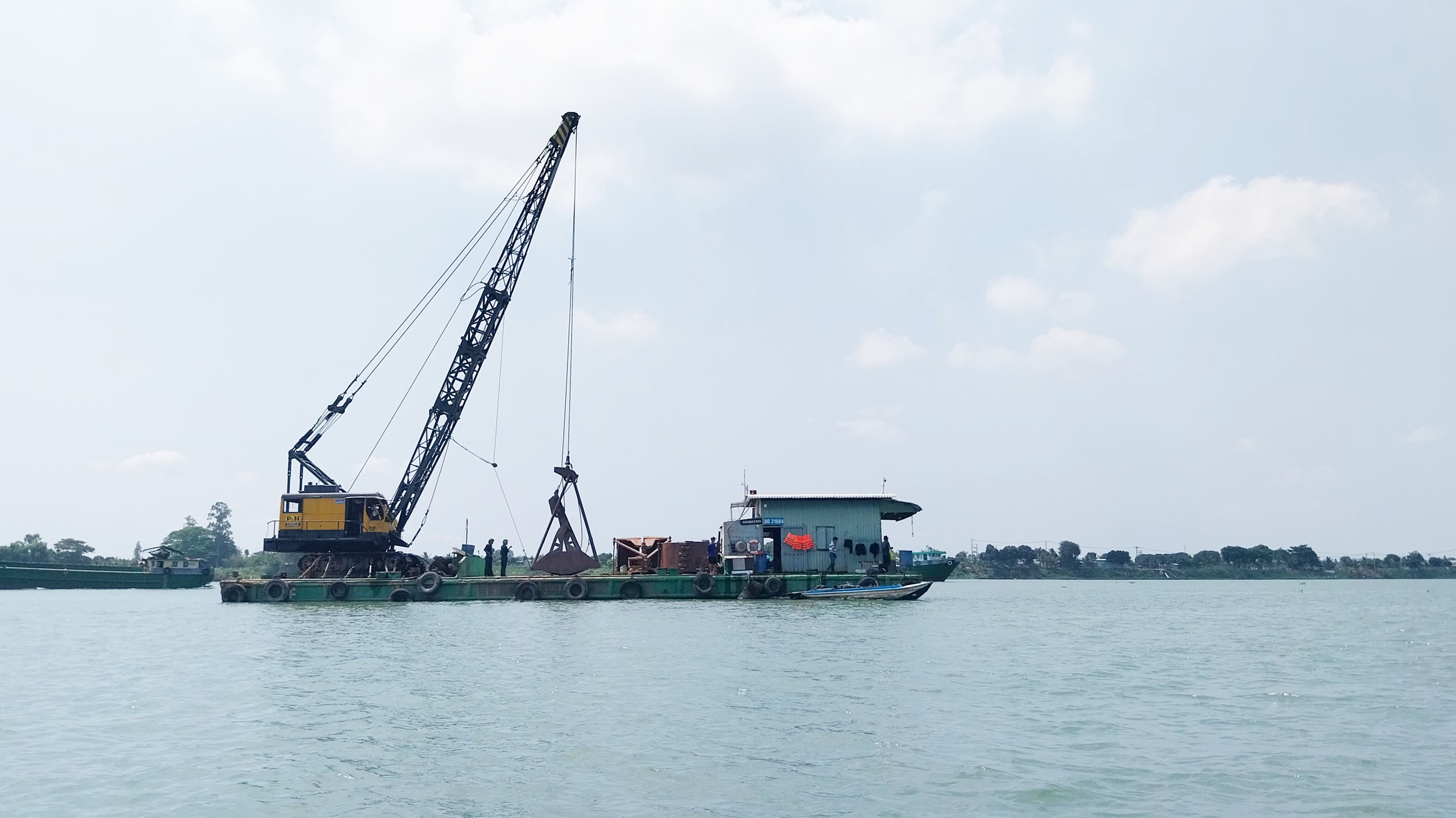 Nh&agrave; thầu bắt đầu đưa c&aacute;t về c&ocirc;ng trường cao tốc Cần Thơ - C&agrave; Mau- Ảnh 1.