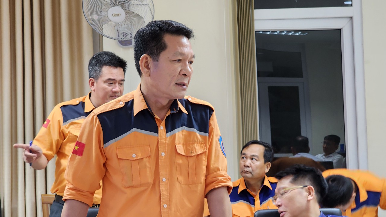 Thứ trưởng Bộ GTVT: Huy động mọi nguồn lực tìm kiếm thuyền viên mất tích vụ chìm sà lan- Ảnh 3. Thứ trưởng Bộ GTVT: Huy động mọi nguồn lực tìm kiếm thuyền viên mất tích vụ chìm sà lan- Ảnh 3.