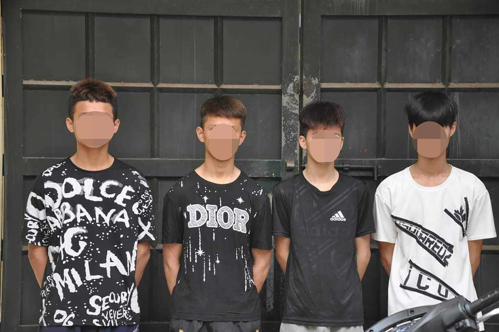 Bắt 4 thiếu niên chặn đánh người đi đường, cướp xe máy trong đêm- Ảnh 1. Bắt 4 thiếu niên chặn đánh người đi đường, cướp xe máy trong đêm- Ảnh 1.