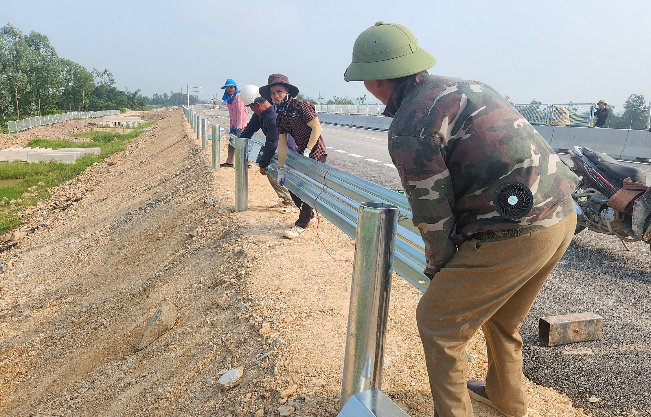 Mướt mải ho&agrave;n thiện 30km đầu tuyến cao tốc Diễn Ch&acirc;u - B&atilde;i Vọt- Ảnh 18.
