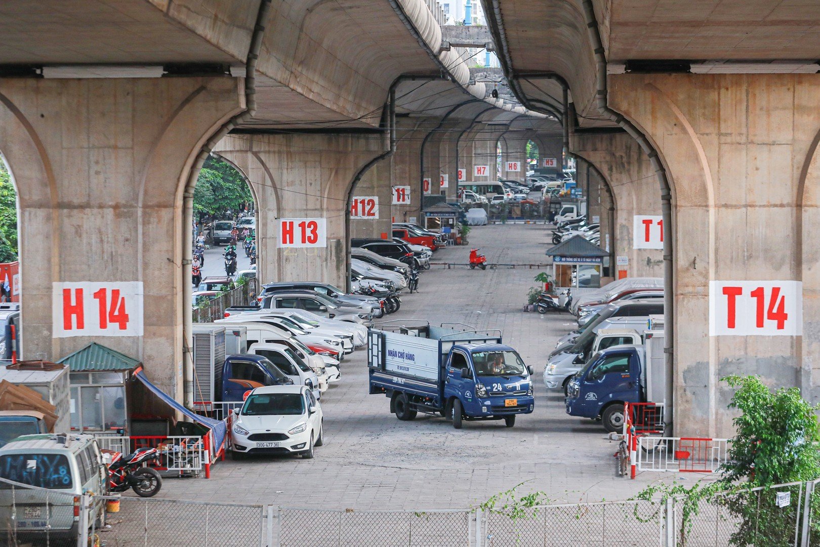 H&agrave; Nội kiến nghị sử dụng l&ograve;ng đường, gầm cầu cạn tr&ocirc;ng giữ &ocirc; t&ocirc;- Ảnh 2.