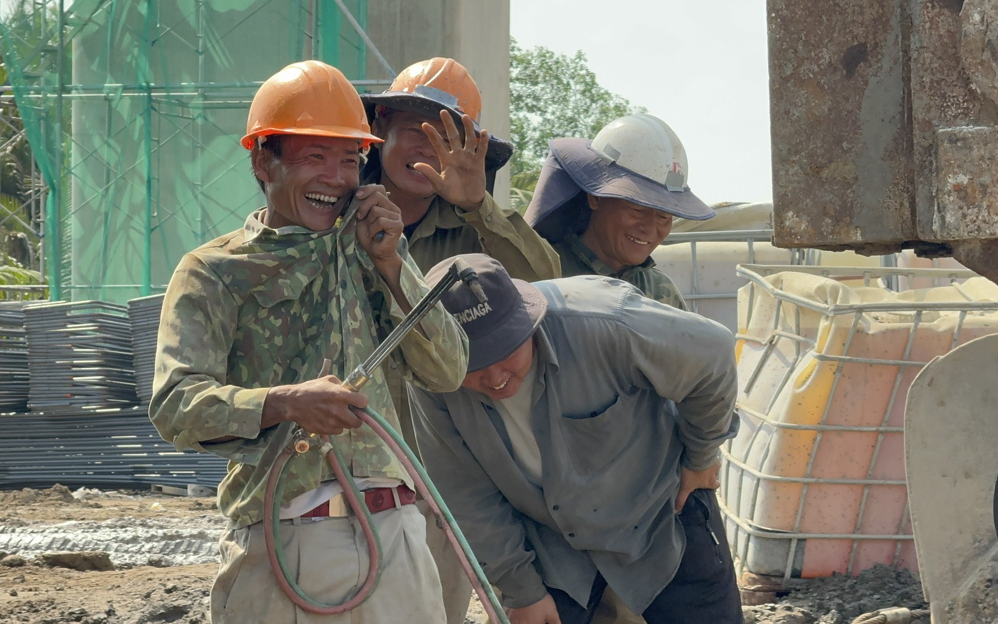 C&ocirc;ng nh&acirc;n đội nắng, chạy đua đưa cầu Nhơn Trạch về đ&iacute;ch trước hẹn