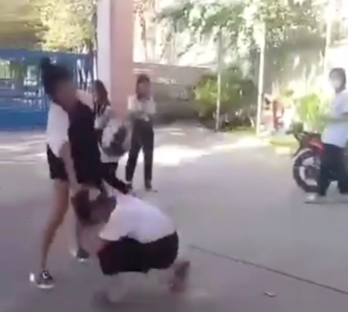 Xác định thủ phạm vụ nữ sinh bị đánh dã man trước cổng trường- Ảnh 1. Xác định thủ phạm vụ nữ sinh bị đánh dã man trước cổng trường- Ảnh 1.