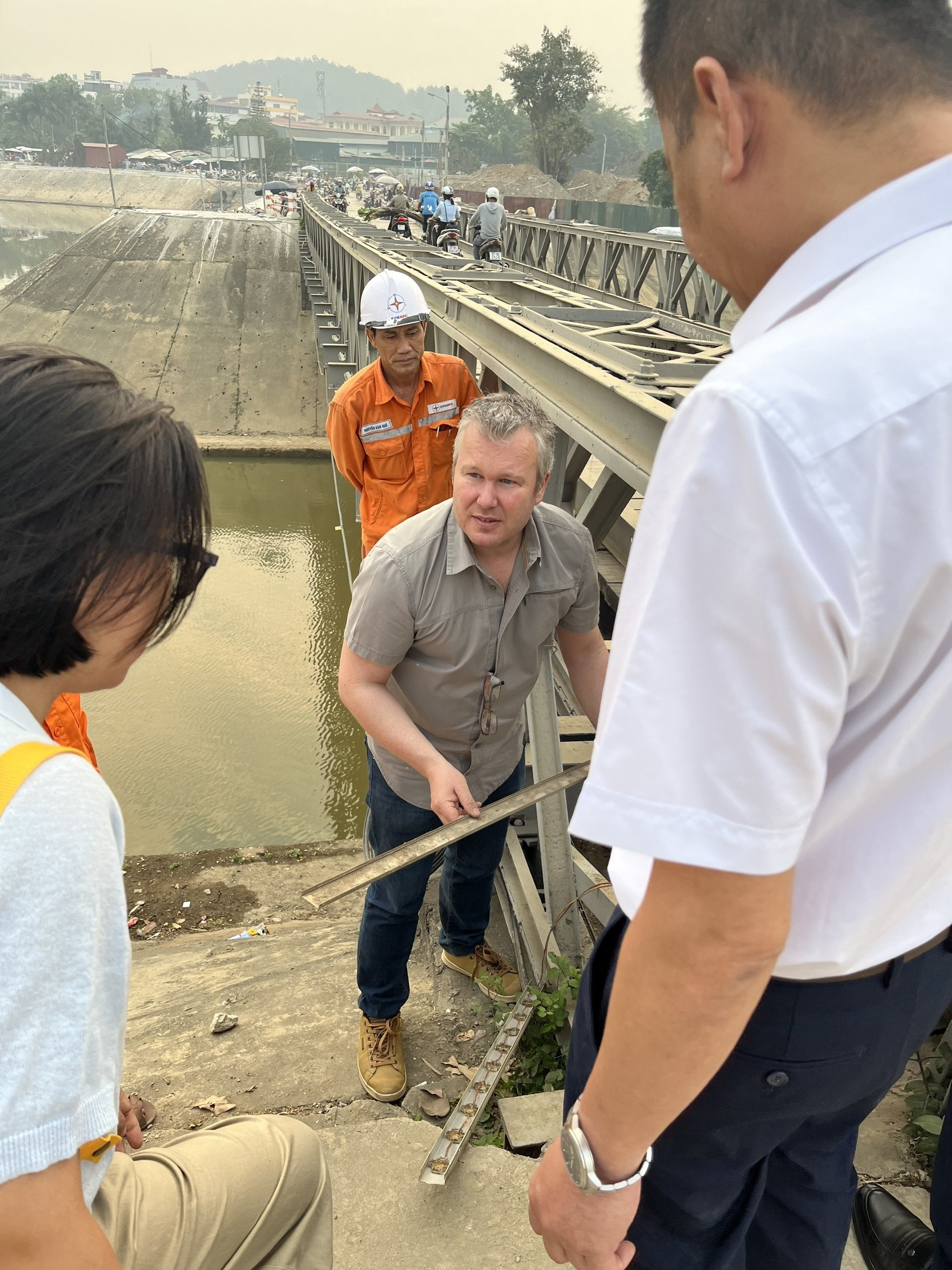 Điểm nhấn hệ thống chiếu s&aacute;ng cầu Mường Thanh dịp kỷ niệm 70 năm chiến thắng Điện Bi&ecirc;n Phủ- Ảnh 3.