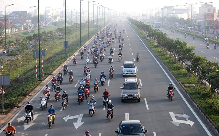 Nhan nhản xe đi ngược chiều, TP.HCM xem x&eacute;t điều chỉnh giao th&ocirc;ng đường Phạm Văn Đồng