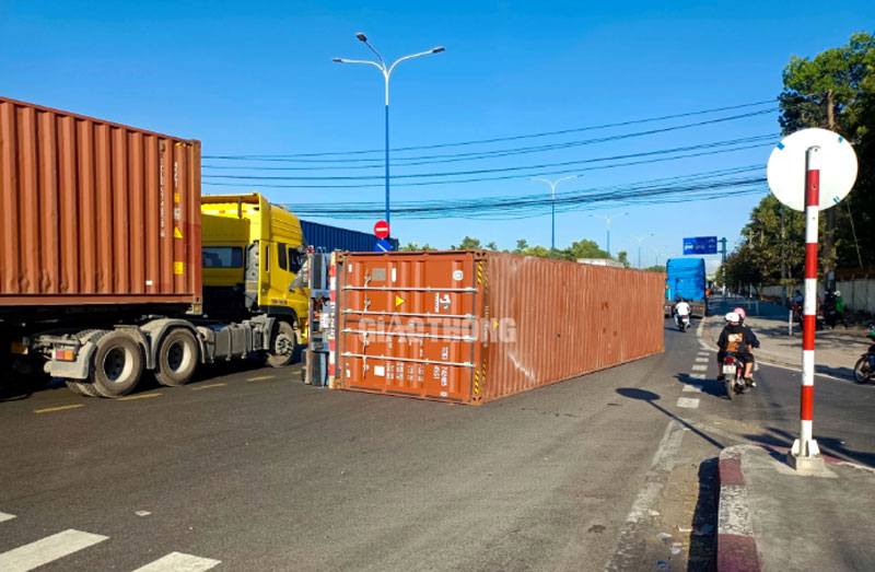 Vụ tai nạn l&agrave;m giao th&ocirc;ng tr&ecirc;n tuyến bị chặn lại.