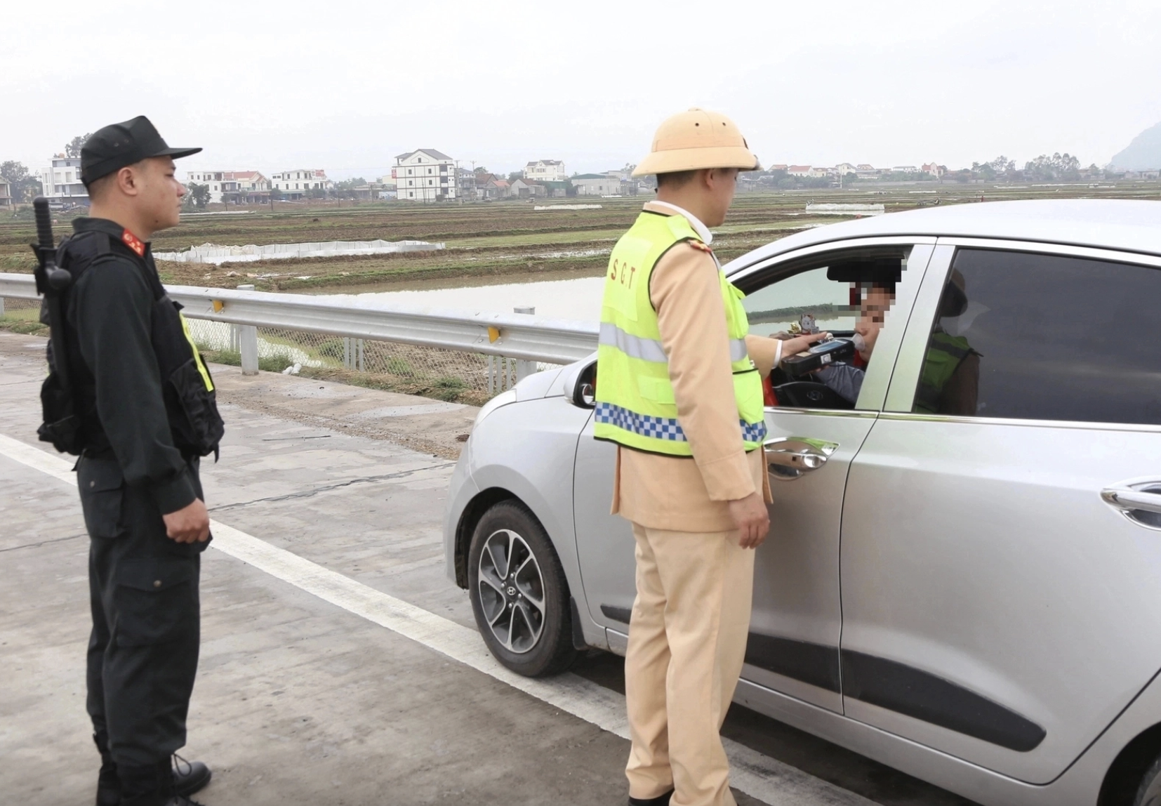 Gặp sự cố tr&ecirc;n cao tốc, gọi số điện thoại n&agrave;o để được hỗ trợ?- Ảnh 2.
