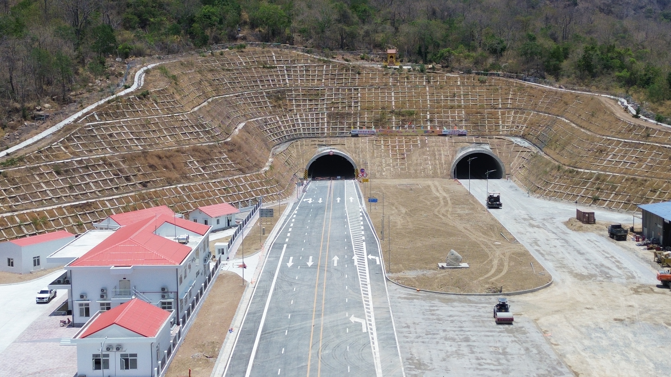 Ph&aacute;t nước suối miễn ph&iacute; tr&ecirc;n cao tốc Cam L&acirc;m - Vĩnh Hảo- Ảnh 4.
