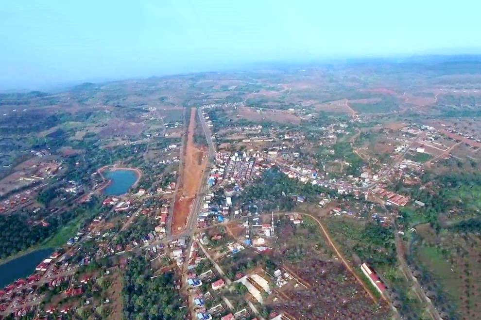 Kể từ khi dự &aacute;n v&agrave; nh&agrave; đầu tư Trung Quốc được c&ocirc;ng bố v&agrave;o năm 2019, đến nay, hiện trường vị tr&iacute; x&acirc;y dựng s&acirc;n bay Mondulkiri vẫn chỉ l&agrave; v&ugrave;ng đất n&ocirc;ng nghiệp đ&atilde; bị giải ph&oacute;ng mặt bằng, bao quanh l&agrave; những cột h&agrave;ng r&agrave;o b&ecirc; t&ocirc;ng. (Ảnh: Khmer Times)