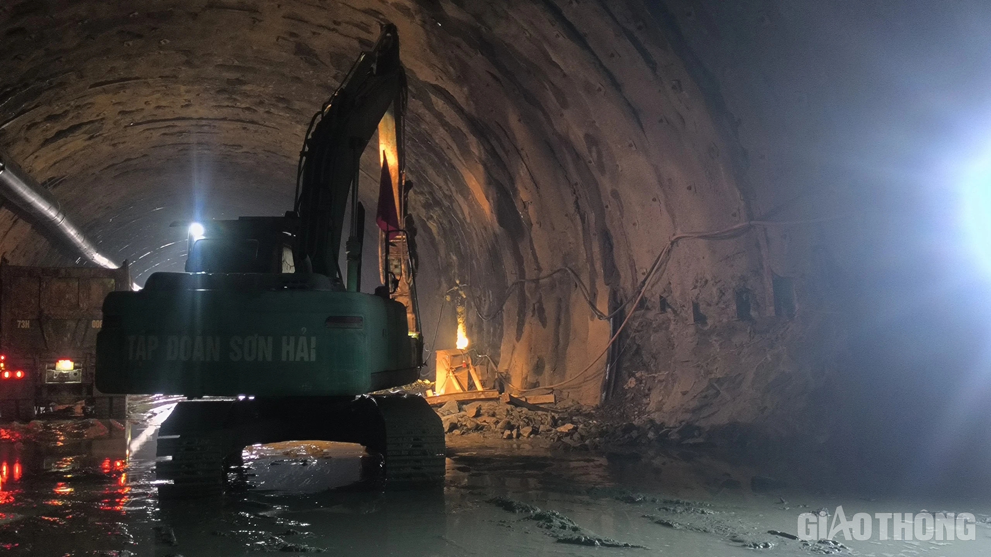 Th&ocirc;ng hầm đường bộ cao tốc d&agrave;i nhất qua H&agrave; Tĩnh trong th&aacute;ng 5- Ảnh 3.