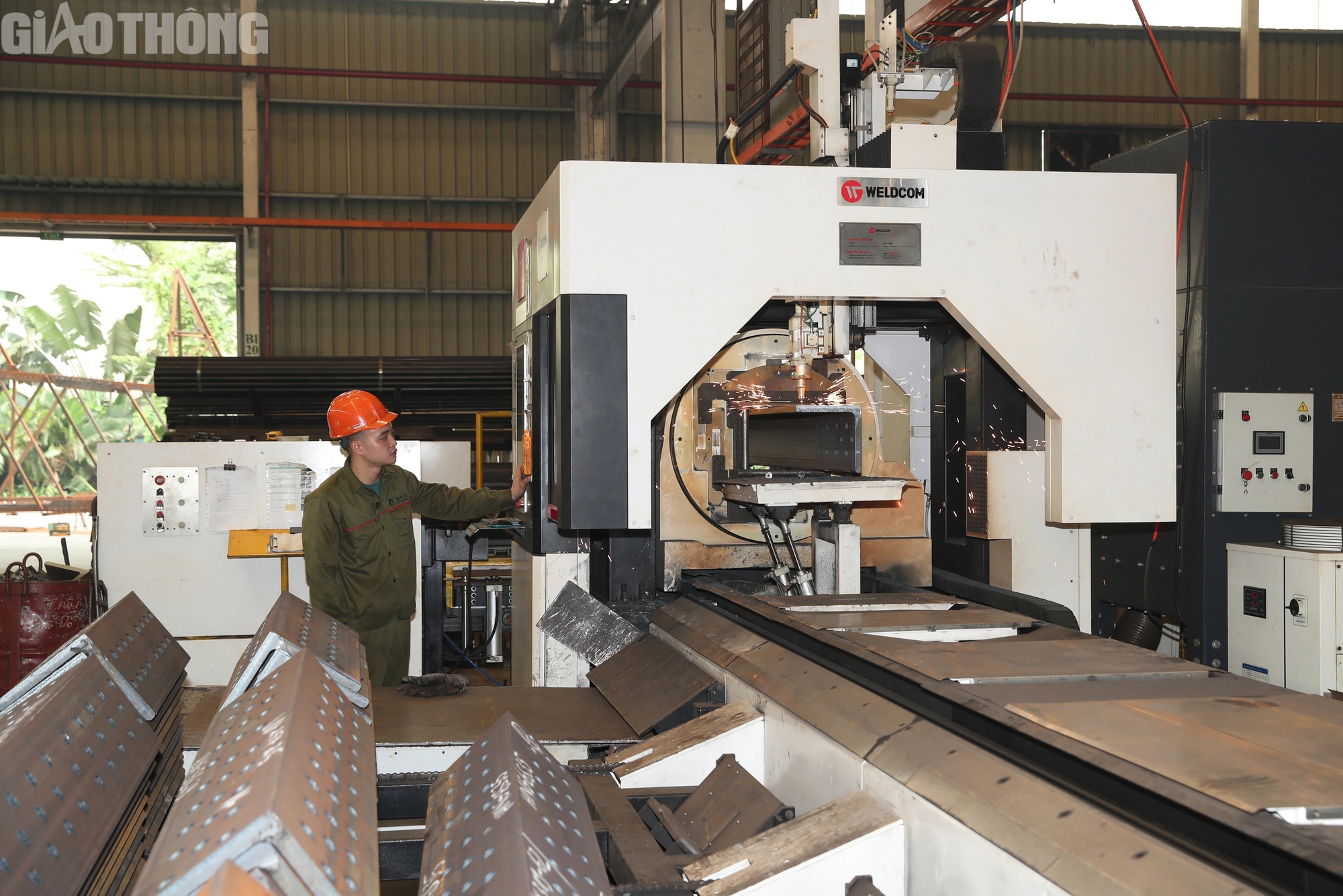 Ph&oacute; Thủ tướng Trần Hồng H&agrave; kiểm tra nh&agrave; m&aacute;y sản xuất th&eacute;p cho dự &aacute;n đường d&acirc;y 500kV - Ảnh 4.