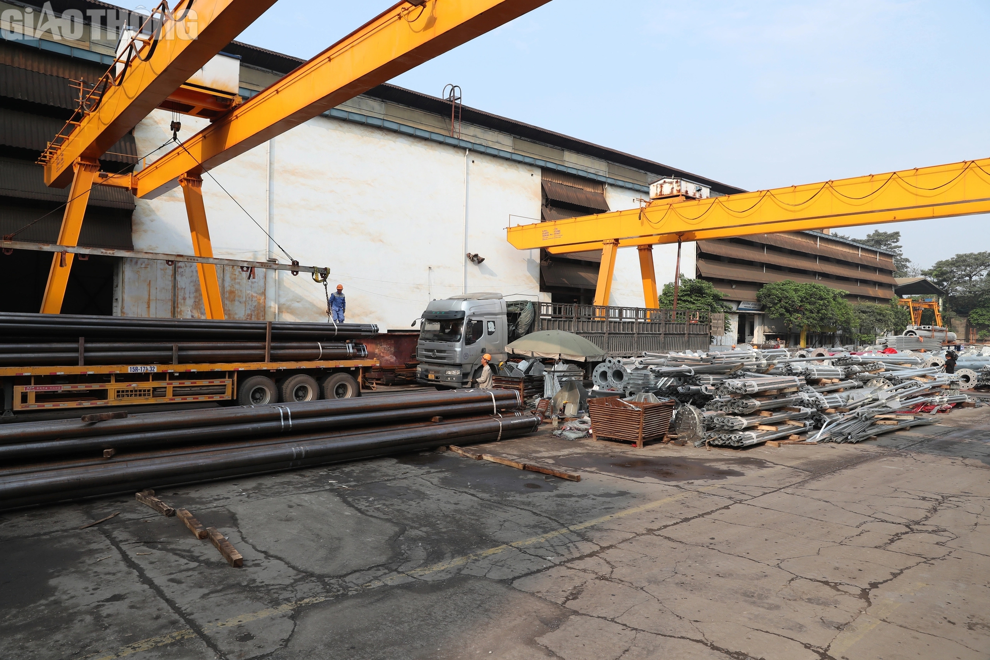 Ph&oacute; Thủ tướng Trần Hồng H&agrave; kiểm tra nh&agrave; m&aacute;y sản xuất th&eacute;p cho dự &aacute;n đường d&acirc;y 500kV - Ảnh 5.