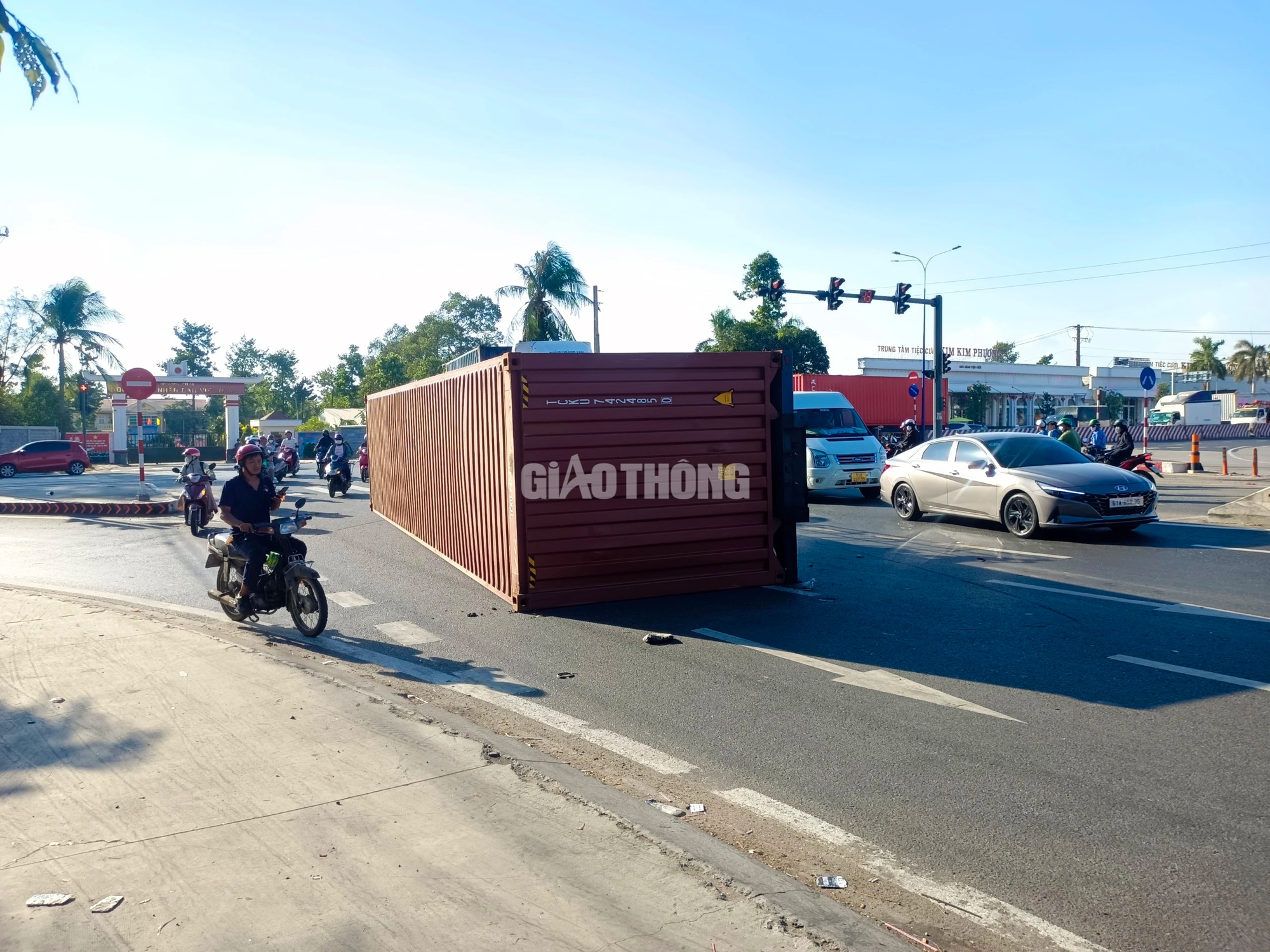 Đang &ocirc;m cua, xe container lật nh&agrave;o giữa ng&atilde; ba- Ảnh 1.