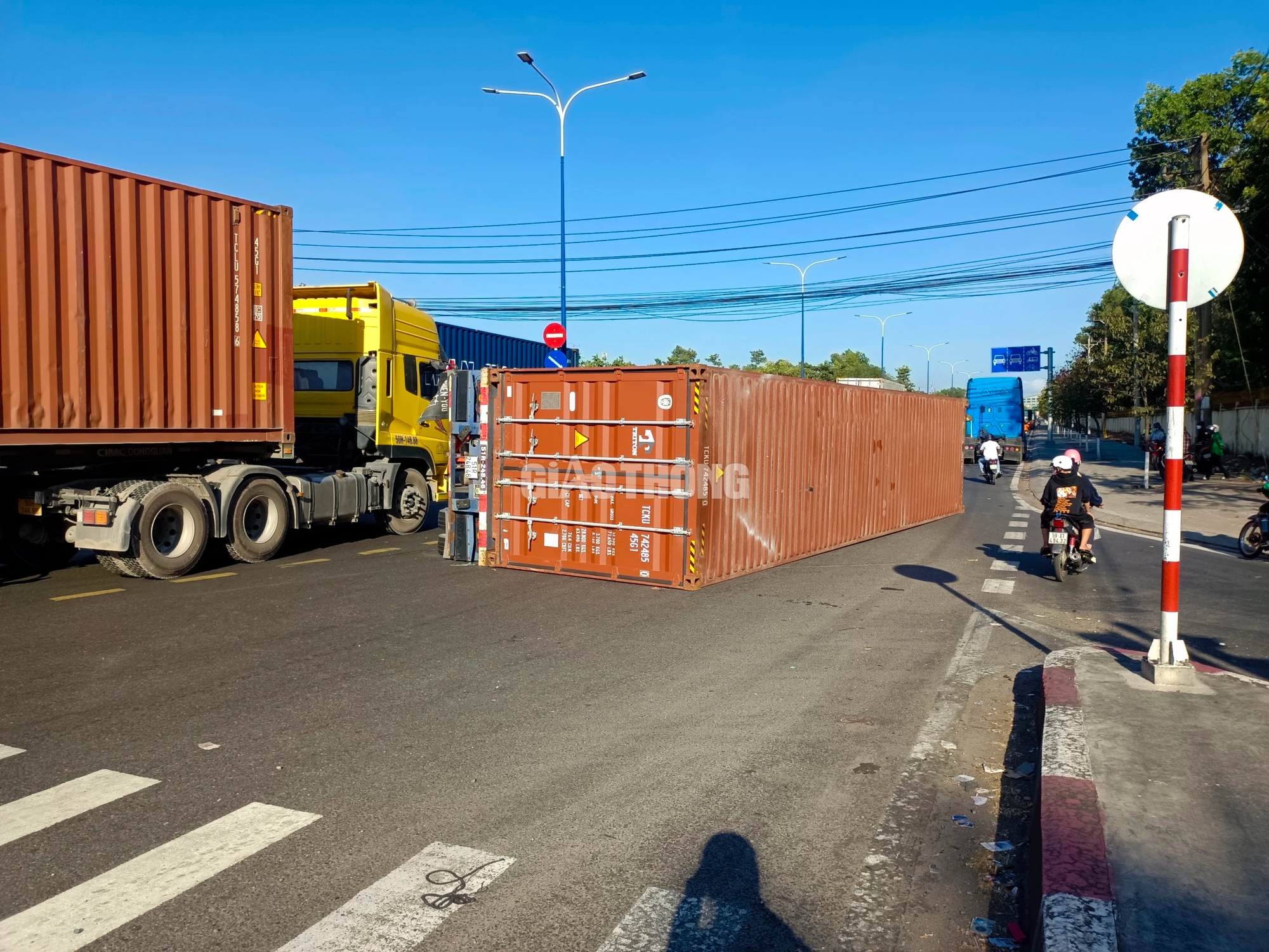 Đang &ocirc;m cua, xe container lật nh&agrave;o giữa ng&atilde; ba- Ảnh 2.