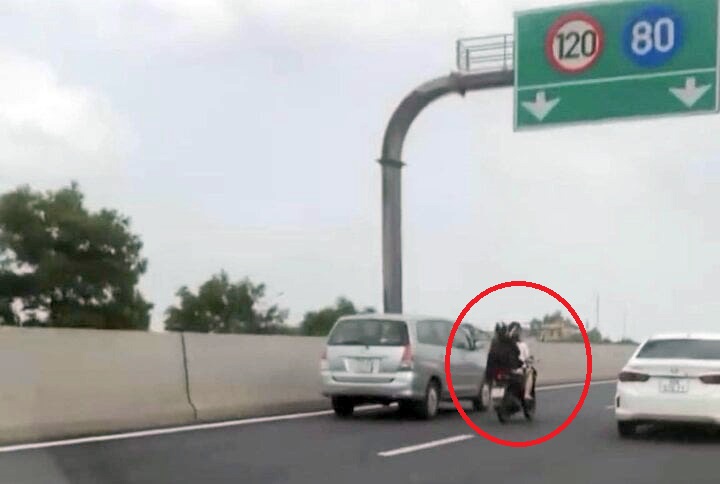 Cục CSGT truy t&igrave;m xe m&aacute;y lao vun v&uacute;t tr&ecirc;n cao tốc H&agrave; Nội - Hải Ph&ograve;ng- Ảnh 1.