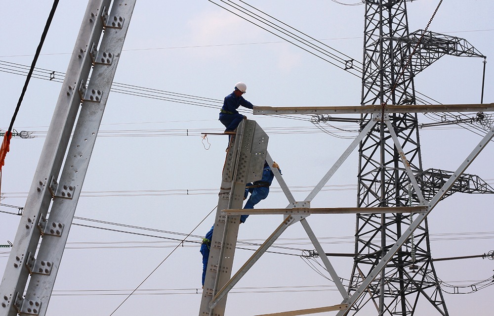 Ph&oacute; Thủ tướng Trần Hồng H&agrave; kiểm tra nh&agrave; m&aacute;y sản xuất th&eacute;p cho dự &aacute;n đường d&acirc;y 500kV - Ảnh 12.