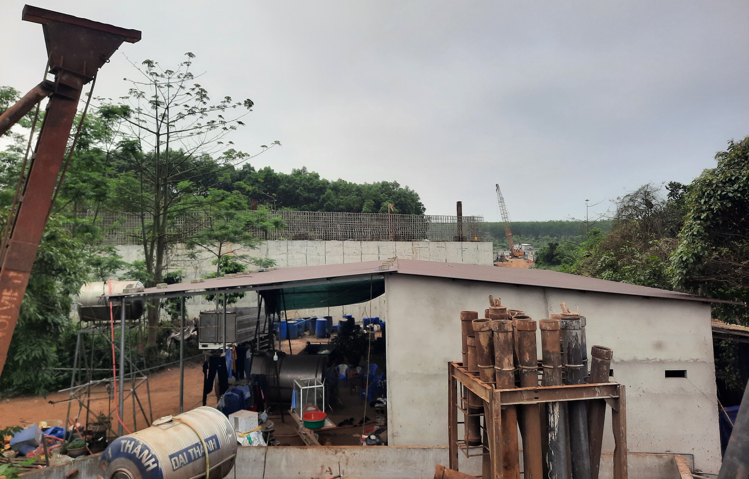 Cận mốc b&agrave;n giao mặt bằng, dự &aacute;n cao tốc Vạn Ninh - Cam Lộ vẫn ngổn ngang- Ảnh 12.