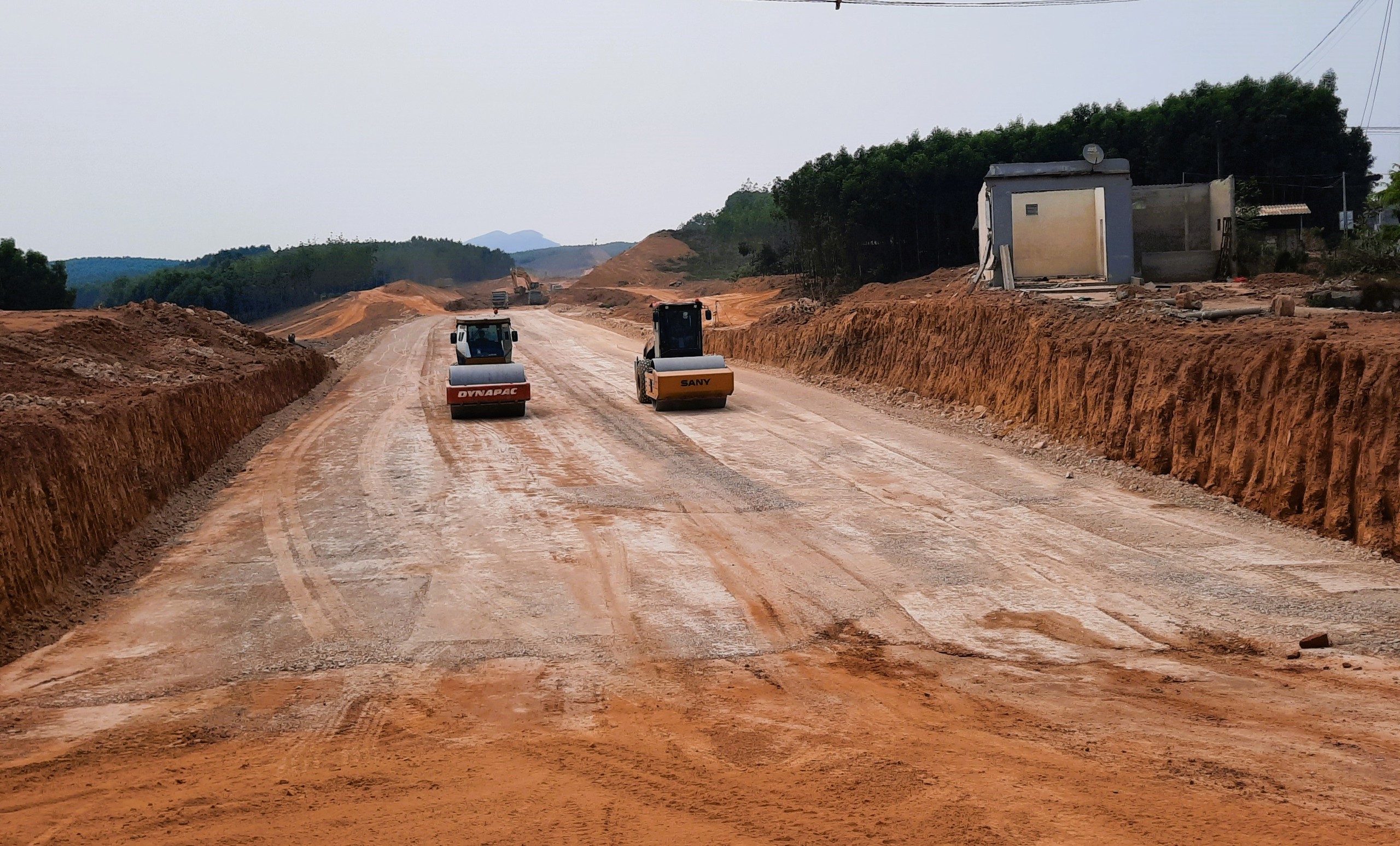 Cận mốc b&agrave;n giao mặt bằng, dự &aacute;n cao tốc Vạn Ninh - Cam Lộ vẫn ngổn ngang- Ảnh 16.