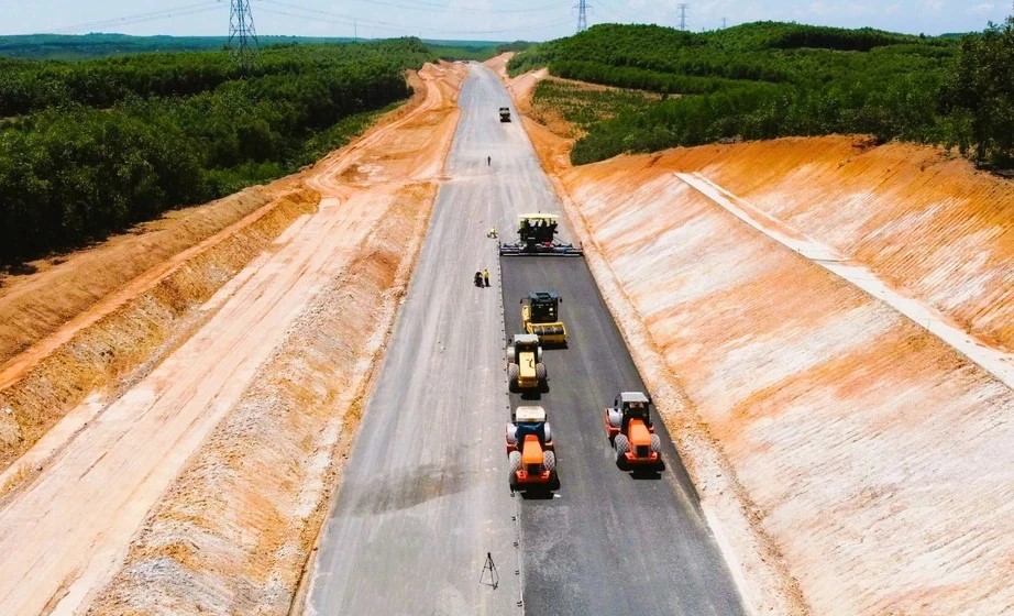 Cận mốc b&agrave;n giao mặt bằng, dự &aacute;n cao tốc Vạn Ninh - Cam Lộ vẫn ngổn ngang- Ảnh 1.