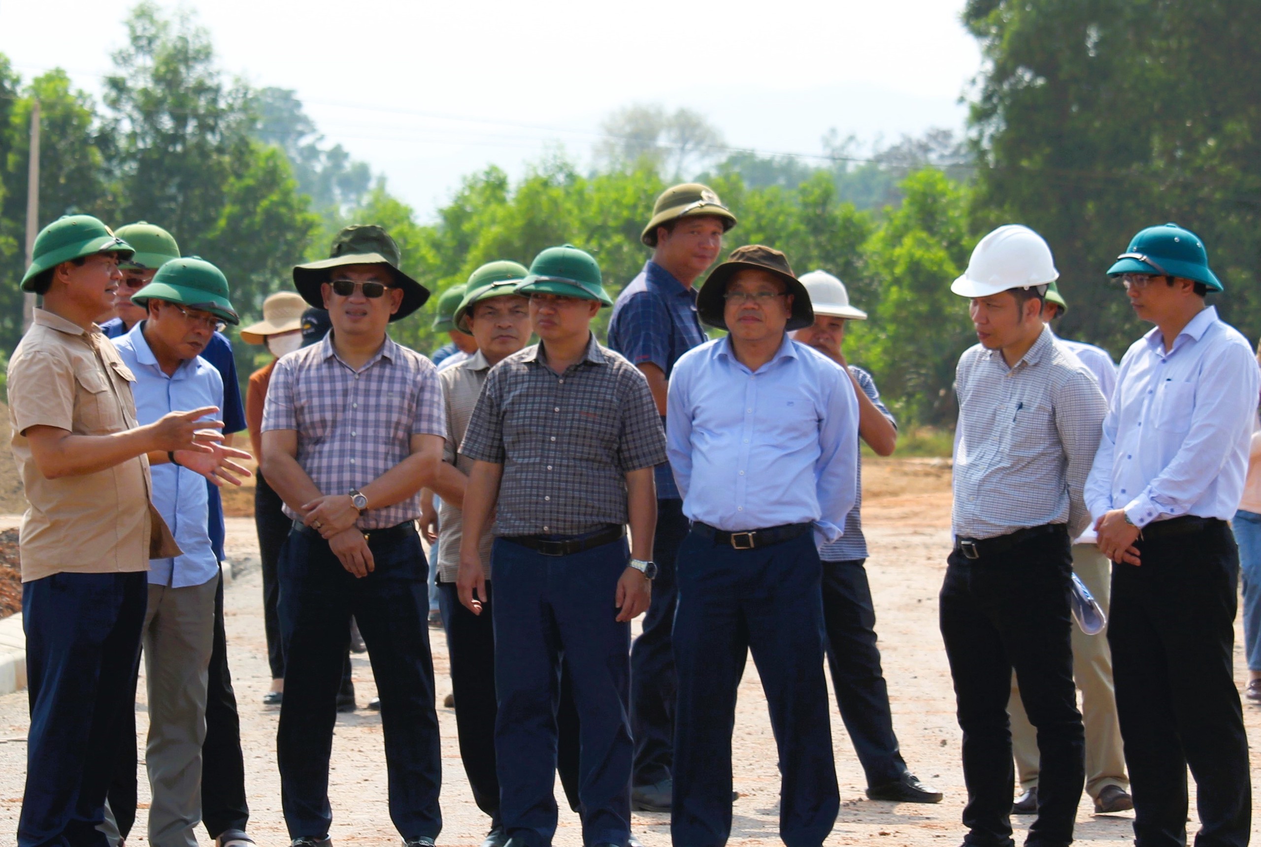 Cận mốc b&agrave;n giao mặt bằng, dự &aacute;n cao tốc Vạn Ninh - Cam Lộ vẫn ngổn ngang- Ảnh 7.