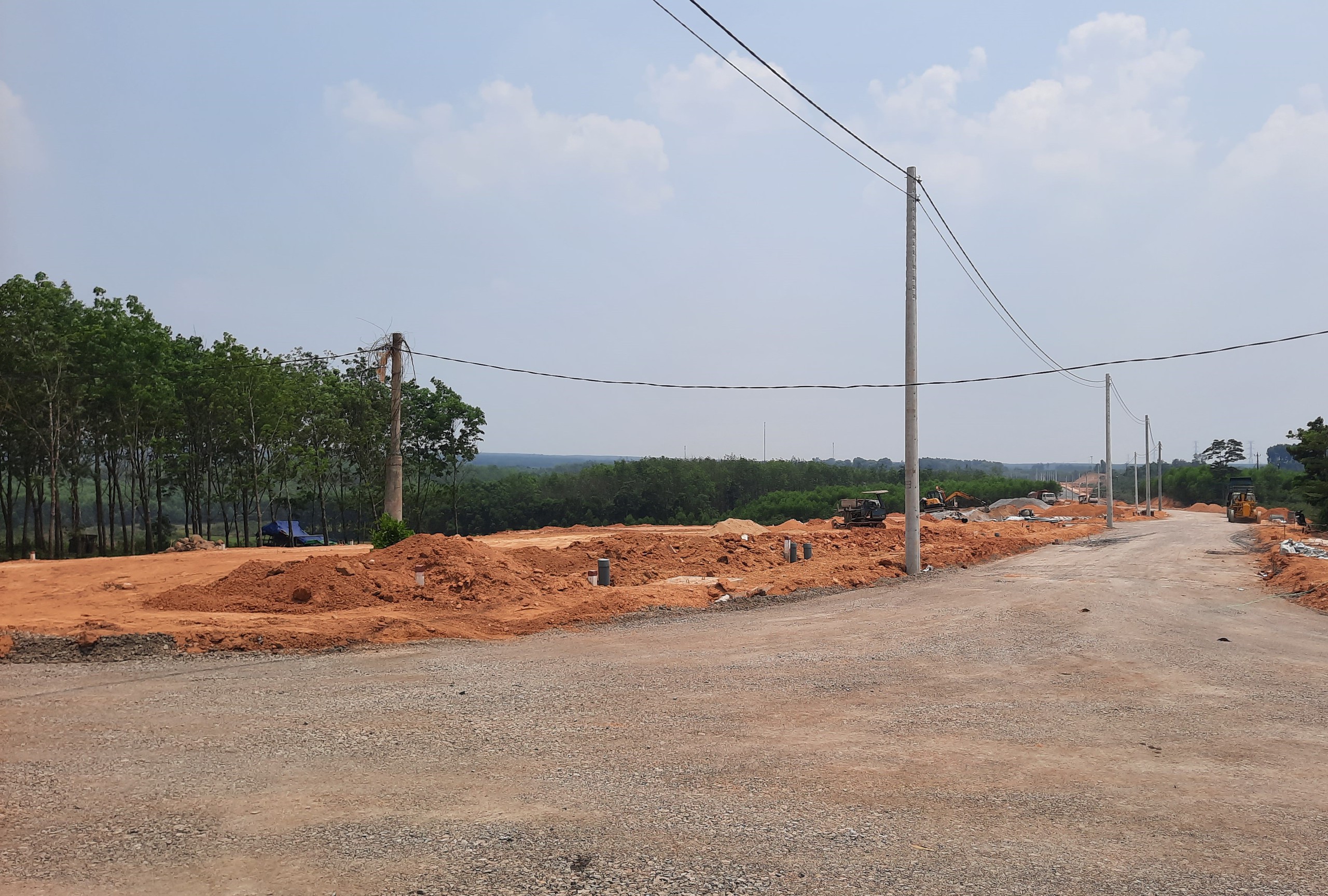 Cận mốc b&agrave;n giao mặt bằng, dự &aacute;n cao tốc Vạn Ninh - Cam Lộ vẫn ngổn ngang- Ảnh 8.