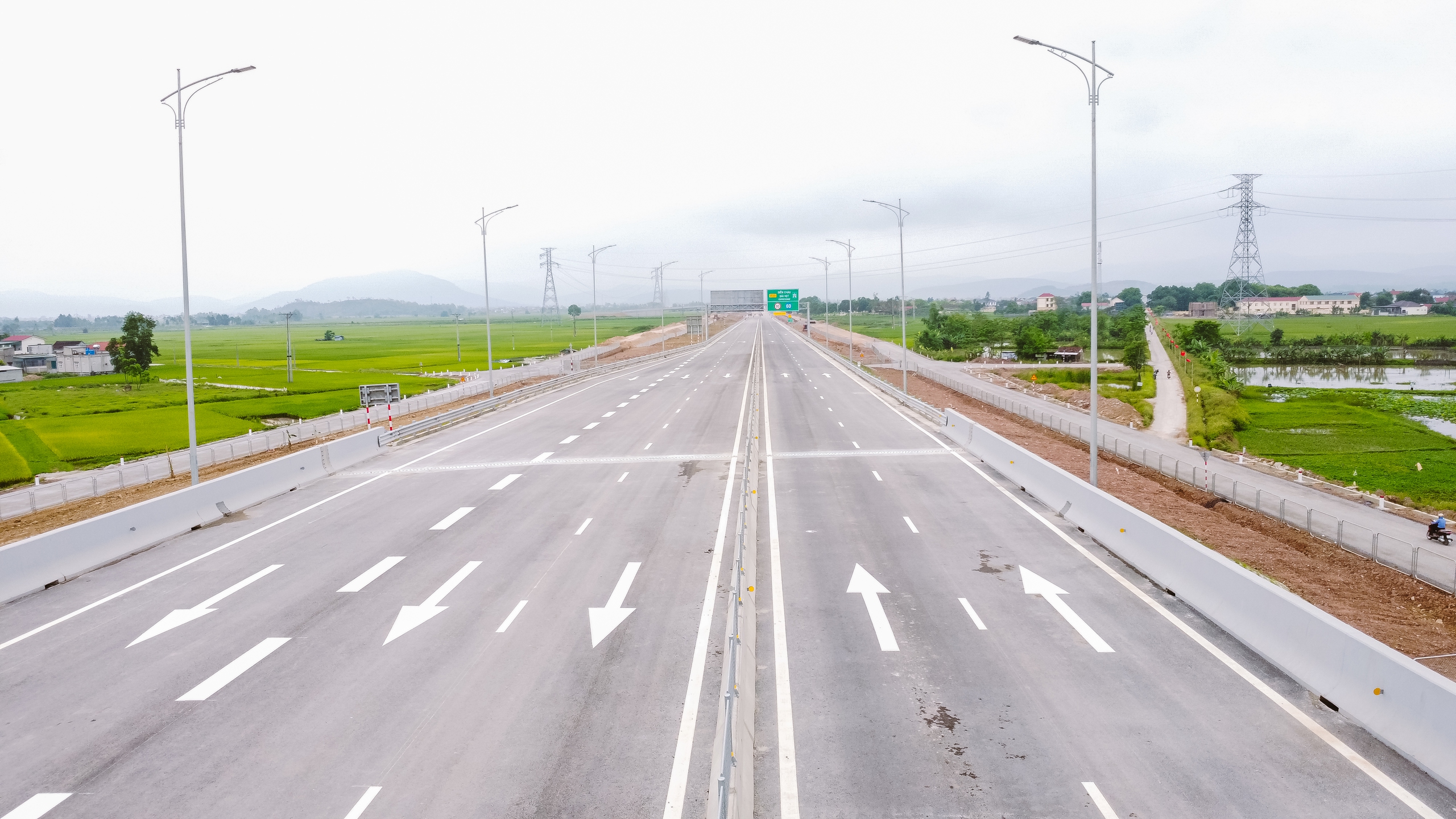 To&agrave;n cảnh 30km đầu tuyến cao tốc Diễn Ch&acirc;u - B&atilde;i Vọt sắp th&ocirc;ng xe- Ảnh 13.