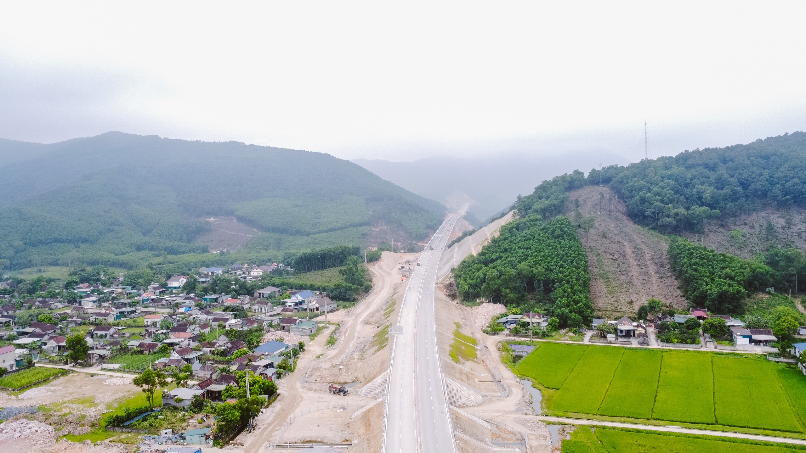 To&agrave;n cảnh 30km đầu tuyến cao tốc Diễn Ch&acirc;u - B&atilde;i Vọt sắp th&ocirc;ng xe- Ảnh 20.