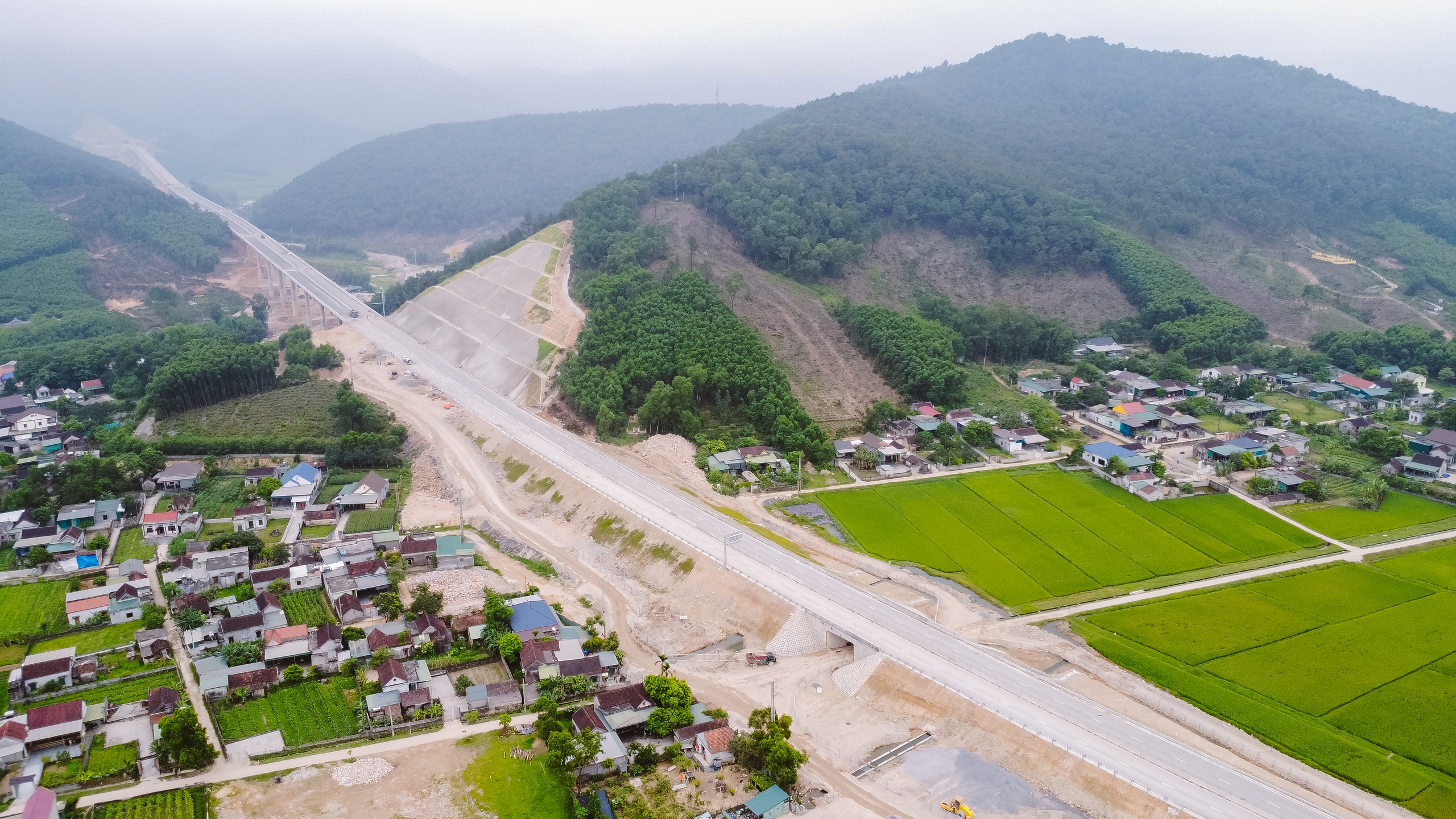 To&agrave;n cảnh 30km đầu tuyến cao tốc Diễn Ch&acirc;u - B&atilde;i Vọt sắp th&ocirc;ng xe- Ảnh 21.