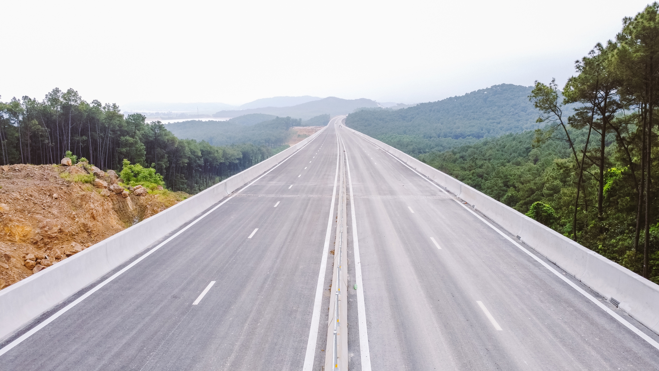 To&agrave;n cảnh 30km đầu tuyến cao tốc Diễn Ch&acirc;u - B&atilde;i Vọt sắp th&ocirc;ng xe- Ảnh 14.