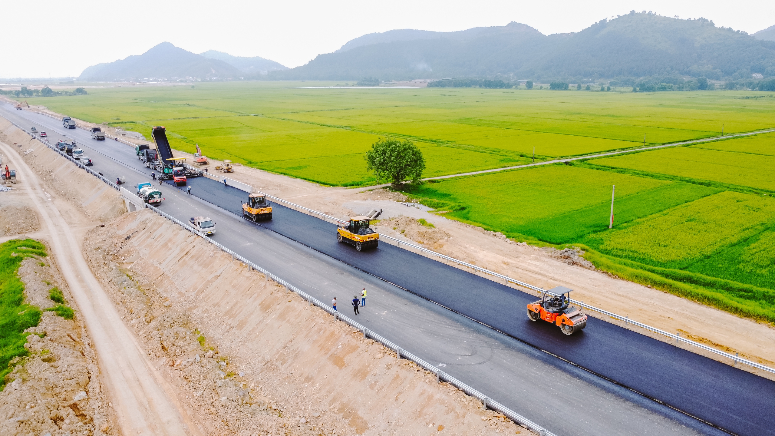 To&agrave;n cảnh 30km đầu tuyến cao tốc Diễn Ch&acirc;u - B&atilde;i Vọt sắp th&ocirc;ng xe- Ảnh 24.