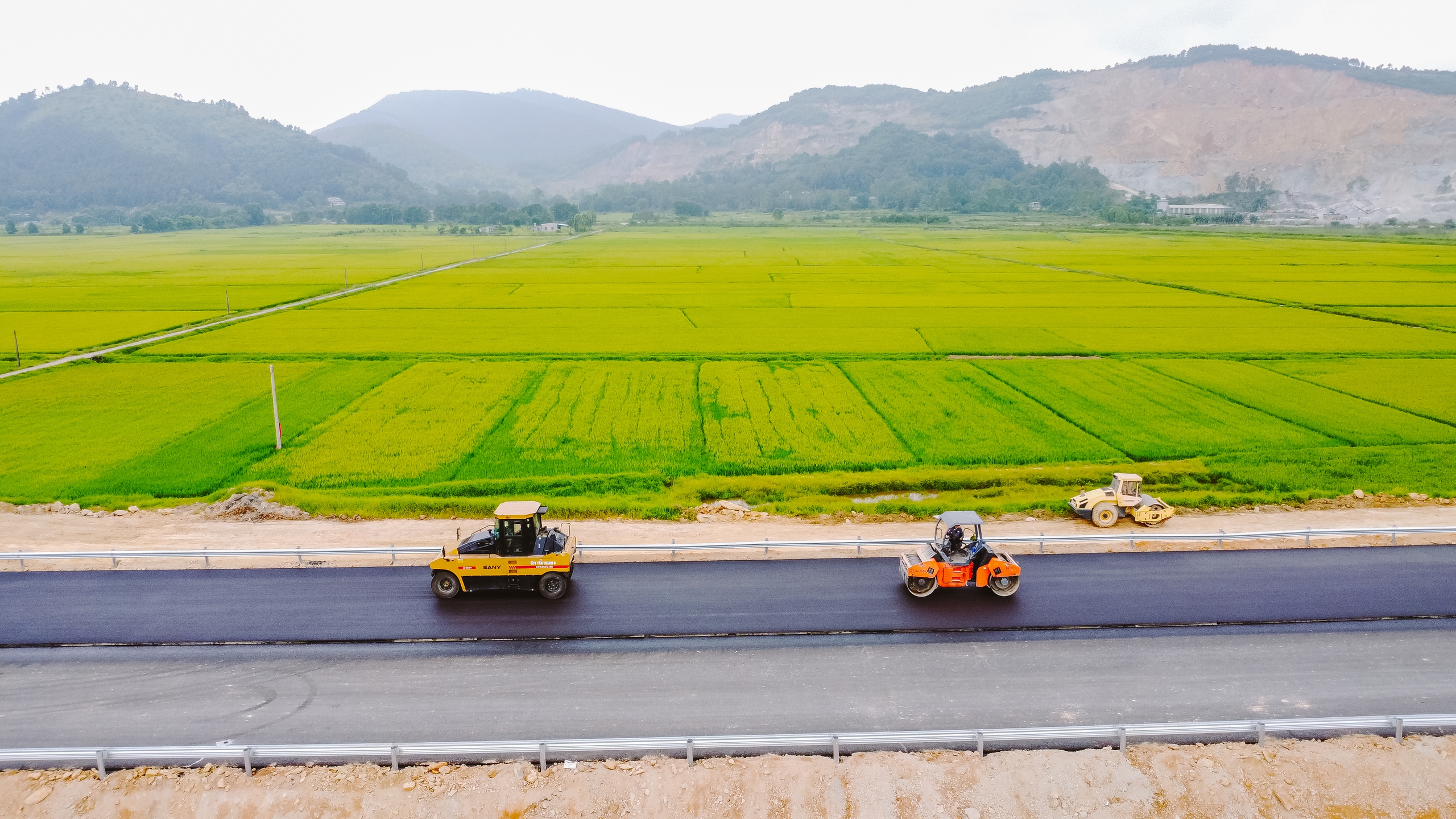 To&agrave;n cảnh 30km đầu tuyến cao tốc Diễn Ch&acirc;u - B&atilde;i Vọt sắp th&ocirc;ng xe- Ảnh 25.