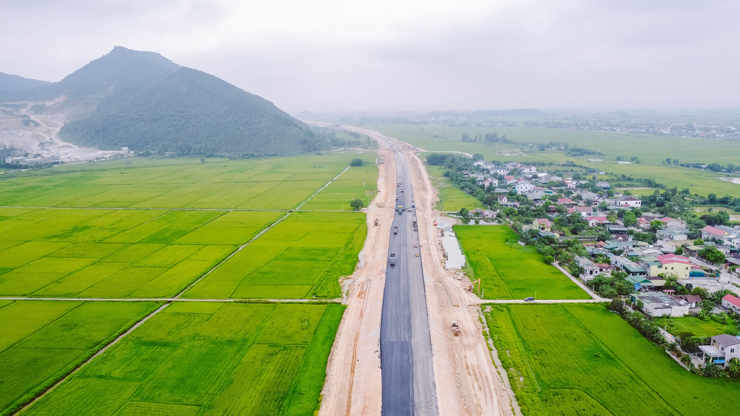 To&agrave;n cảnh 30km đầu tuyến cao tốc Diễn Ch&acirc;u - B&atilde;i Vọt sắp th&ocirc;ng xe- Ảnh 23.
