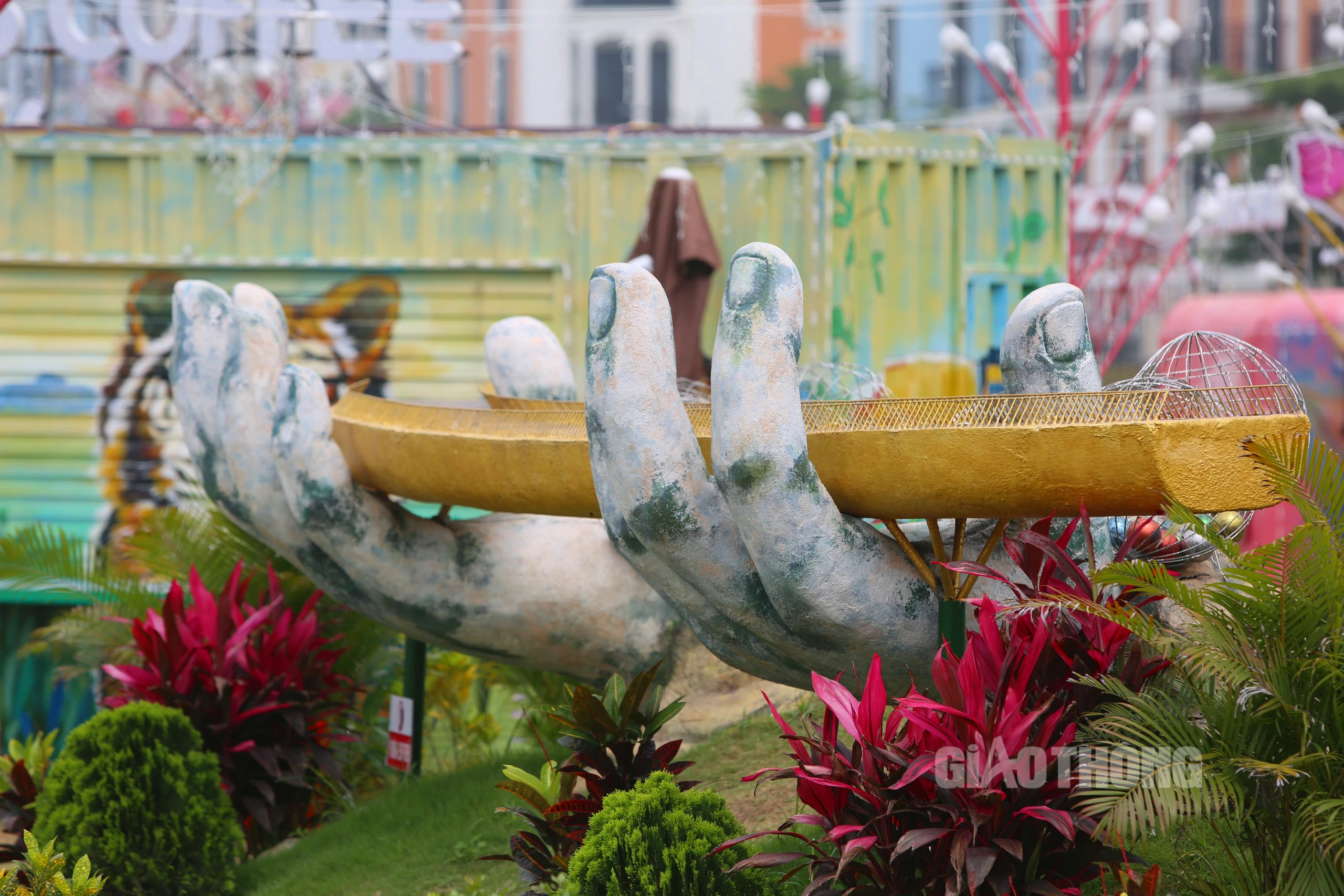 Chi&ecirc;m ngưỡng quảng trường biển Sầm Sơn trước ng&agrave;y khai hội- Ảnh 12.