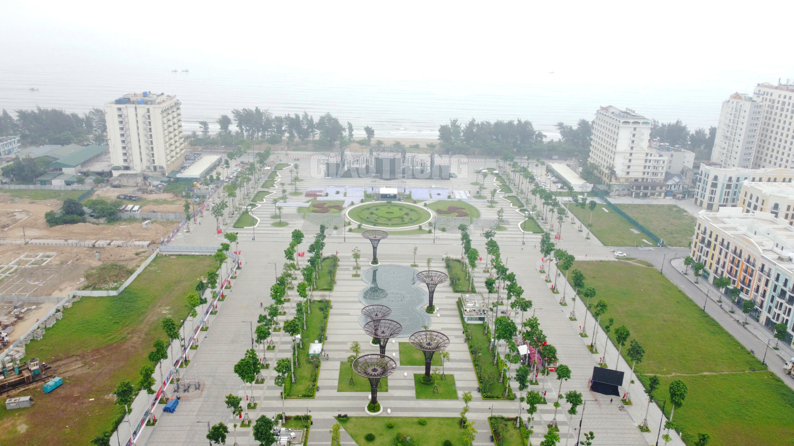 Chi&ecirc;m ngưỡng quảng trường biển Sầm Sơn trước ng&agrave;y khai hội- Ảnh 1.