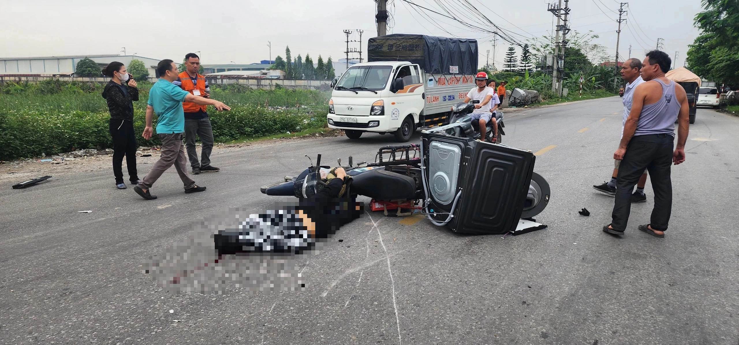 Va chạm với &ocirc; t&ocirc; tr&ecirc;n tỉnh lộ 355, t&agrave;i xế xe m&aacute;y tử vong sau một ng&agrave;y nhập viện- Ảnh 1.