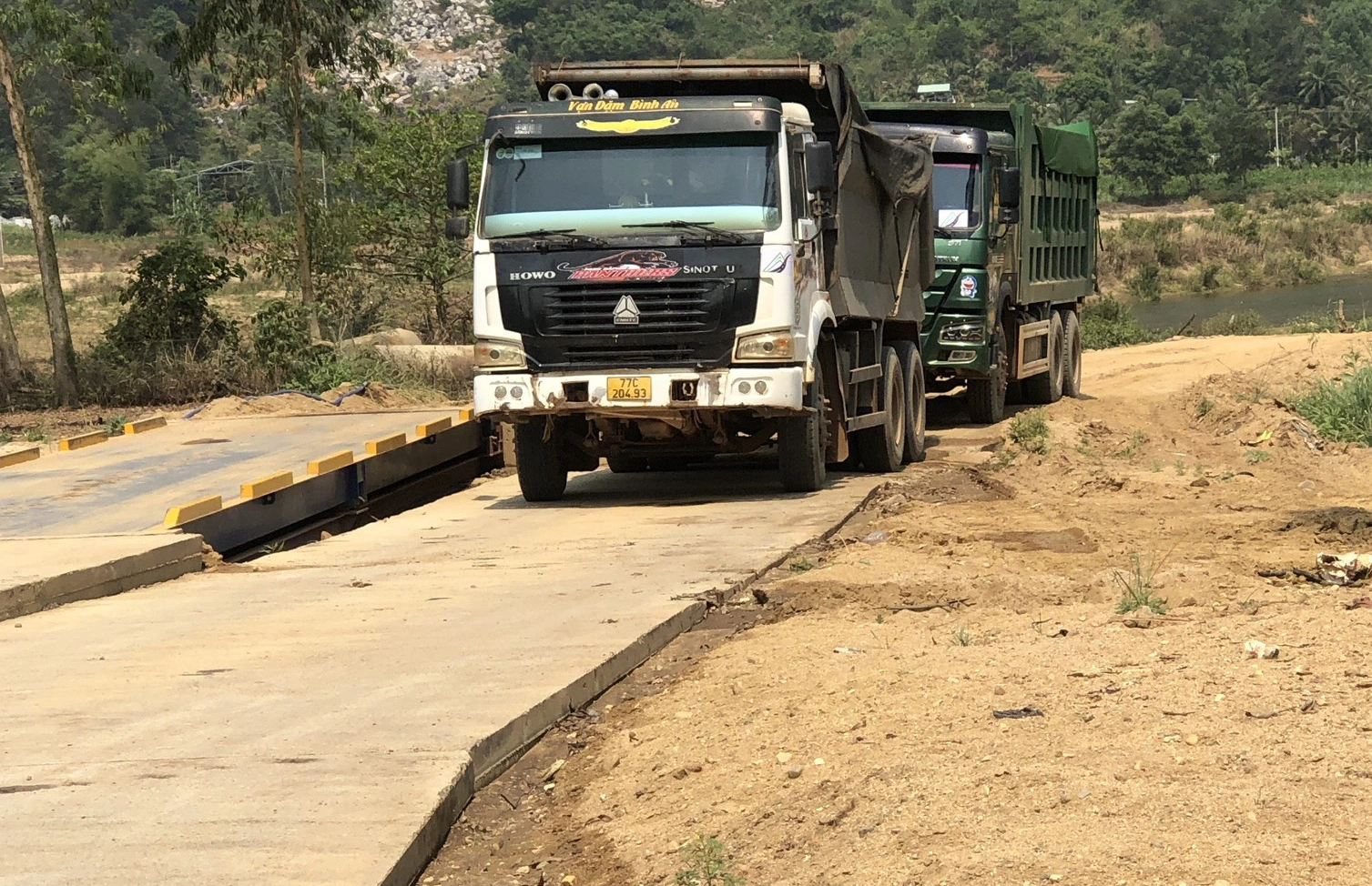 Vụ xe qu&aacute; tải tung ho&agrave;nh tỉnh lộ ở B&igrave;nh Định: Mỏ c&aacute;t từng bị xử phạt- Ảnh 1.