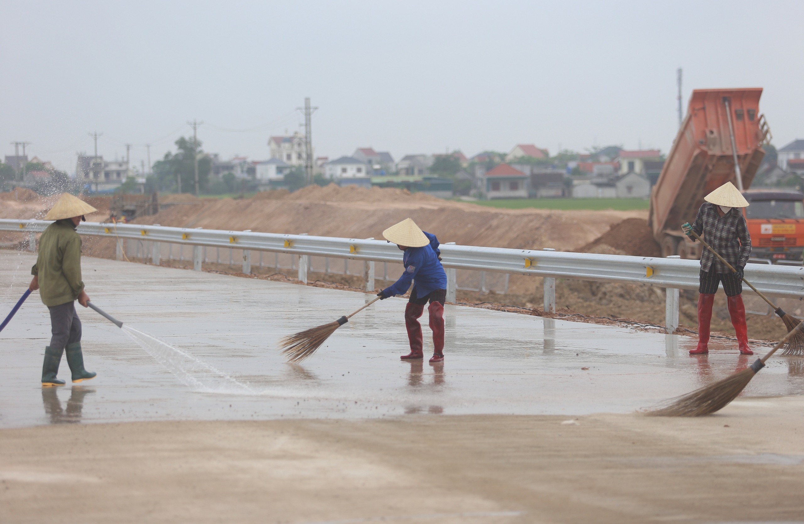 To&agrave;n cảnh 30km đầu tuyến cao tốc Diễn Ch&acirc;u - B&atilde;i Vọt sắp th&ocirc;ng xe- Ảnh 7.
