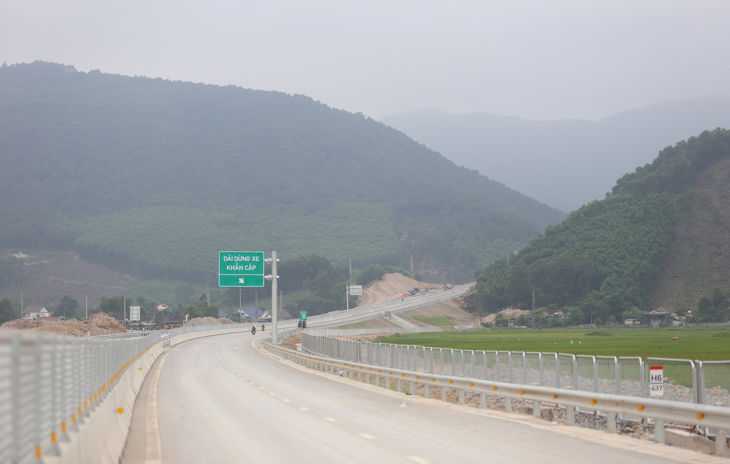 To&agrave;n cảnh 30km đầu tuyến cao tốc Diễn Ch&acirc;u - B&atilde;i Vọt sắp th&ocirc;ng xe- Ảnh 17.