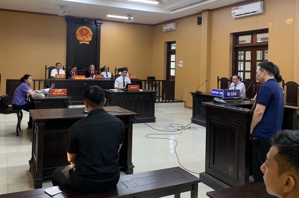 Đ&aacute;nh g&atilde;y cả hai tay shipper, chồng lĩnh &aacute;n 9 năm t&ugrave;, vợ bị bắt khẩn cấp tại t&ograve;a- Ảnh 1.