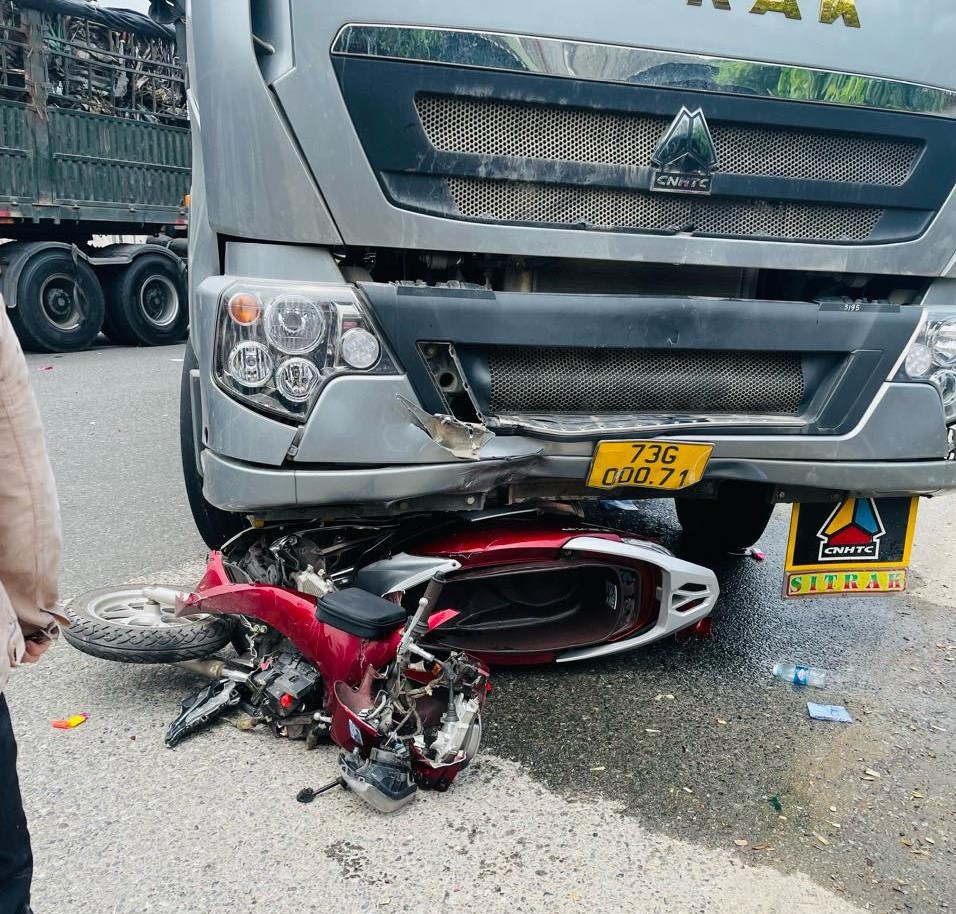 Tr&ecirc;n đường đi dạy về, nữ gi&aacute;o vi&ecirc;n bị xe đầu k&eacute;o t&ocirc;ng tử vong- Ảnh 2.