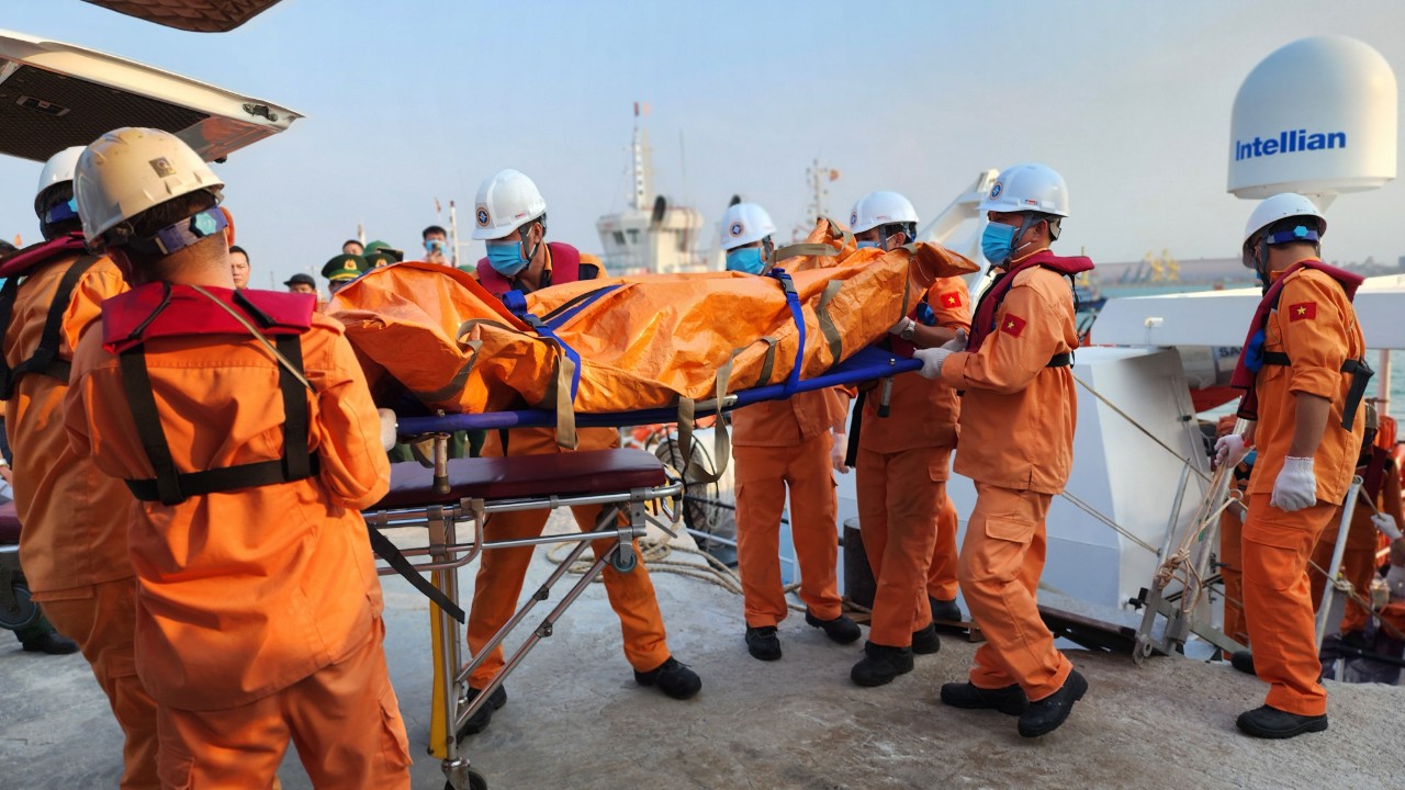 Vụ ch&igrave;m s&agrave; lan ở Quảng Ng&atilde;i: Nh&oacute;i l&ograve;ng đ&oacute;n thi thể thuyền vi&ecirc;n tử nạn- Ảnh 1.