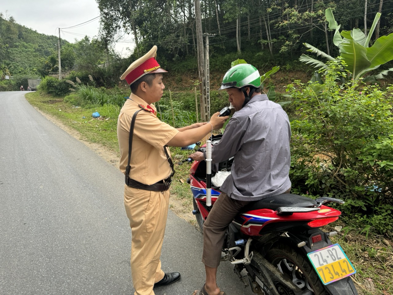 CSGT L&agrave;o Cai lập 200 chốt xử l&yacute; vi phạm v&agrave; đảm bảo ATGT dịp nghỉ lễ 30/4 - 1/5- Ảnh 4.