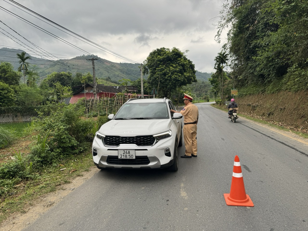 CSGT L&agrave;o Cai lập 200 chốt xử l&yacute; vi phạm v&agrave; đảm bảo ATGT dịp nghỉ lễ 30/4 - 1/5- Ảnh 5.