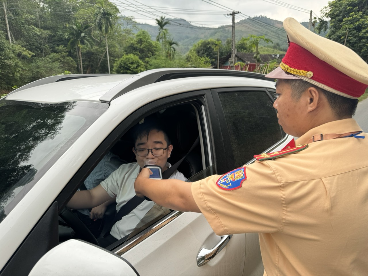 CSGT L&agrave;o Cai lập 200 chốt xử l&yacute; vi phạm v&agrave; đảm bảo ATGT dịp nghỉ lễ 30/4 - 1/5- Ảnh 7.