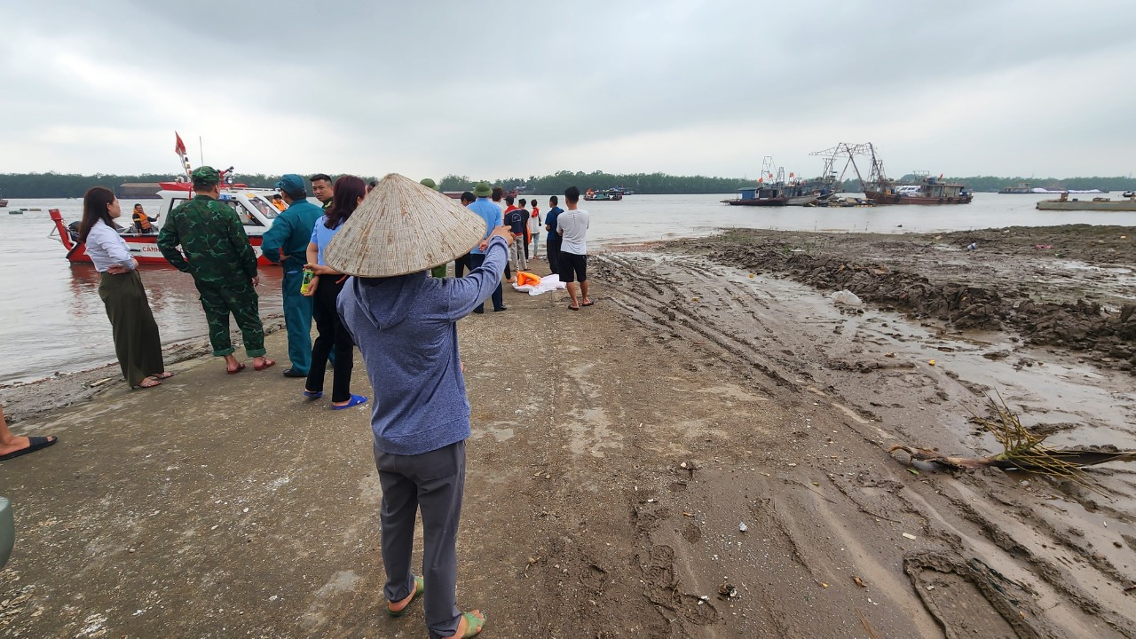 Người th&acirc;n kh&oacute;c r&ograve;ng ng&oacute;ng 4 nạn nh&acirc;n mất t&iacute;ch trong vụ lật đ&ograve; tr&ecirc;n s&ocirc;ng Chanh- Ảnh 3.