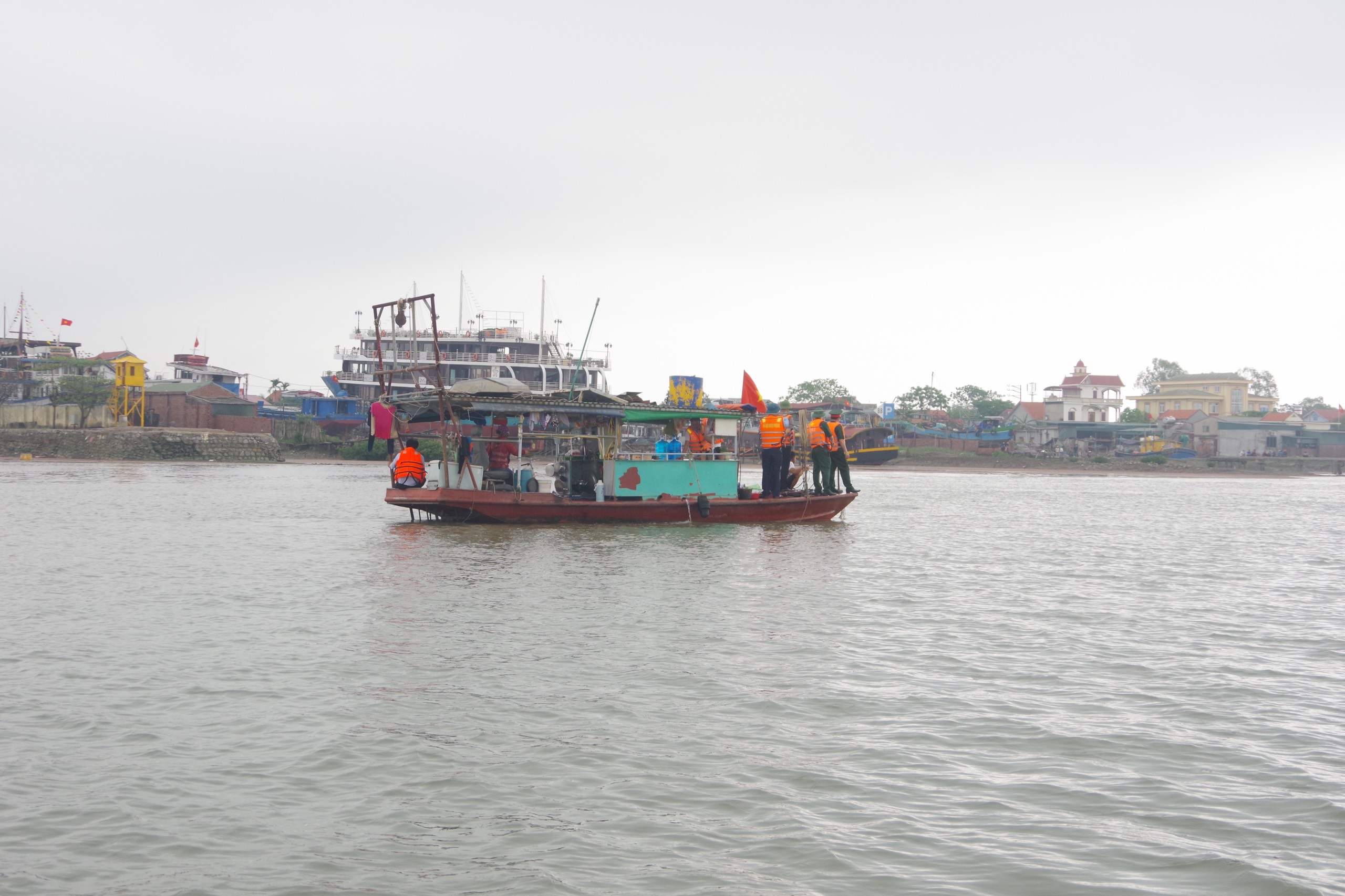 T&igrave;m thấy thi thể 2 nạn nh&acirc;n vụ lật đ&ograve; tr&ecirc;n s&ocirc;ng Chanh l&agrave;m 4 người mất t&iacute;ch- Ảnh 1.