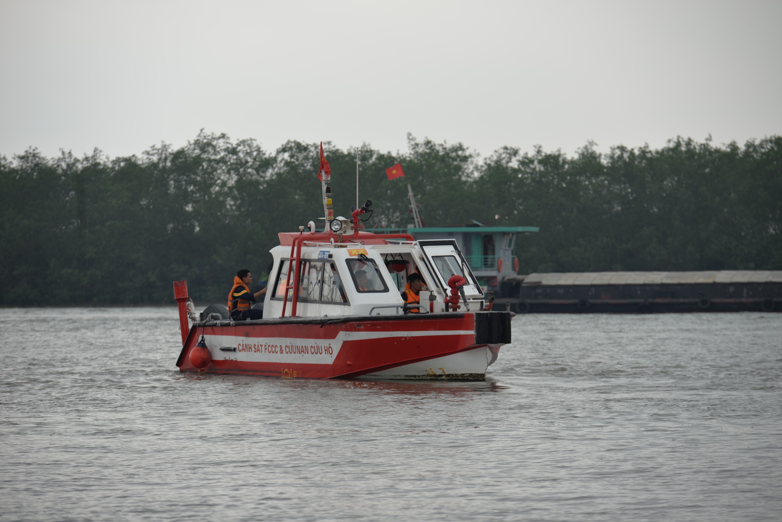 Người th&acirc;n kh&oacute;c r&ograve;ng ng&oacute;ng 4 nạn nh&acirc;n mất t&iacute;ch trong vụ lật đ&ograve; tr&ecirc;n s&ocirc;ng Chanh- Ảnh 5.