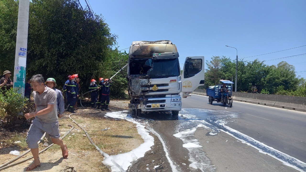 Xe đầu k&eacute;o đang chạy bỗng bốc ch&aacute;y dữ dội tr&ecirc;n QL1 qua Kh&aacute;nh H&ograve;a- Ảnh 1.